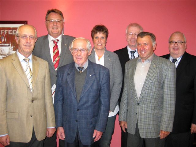 (von links nach rechts) Manfred Leuchtner, Hans-Jörg Oesterle, Alban Schneider, Kreisvorsitzende Sylvia Felder, Ortsvorsitzender Bernhard Brink, Otmar Huber, Landtagsabgeordneter Karl Wolfgang Jägel ( Foto Reinhard Büchel) (von links nach rechts) Manfred Leuchtner, Hans-Jörg Oesterle, Alban Schneider, Kreisvorsitzende Sylvia Felder, Ortsvorsitzender Bernhard Brink, Otmar Huber, Landtagsabgeordneter Karl Wolfgang Jägel ( Foto Reinhard Büchel)