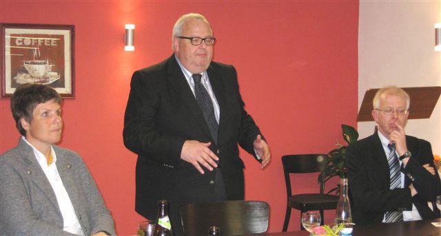 Kreisvorsitzende Sylvia Felder, Landtagsabeordneter Karl Wolfgang Jägel und der Iffezheimer CDU-Vorsitzende Bernhard Brink auf dem Ehrungsabend der Iffezheimer CDU Kreisvorsitzende Sylvia Felder, Landtagsabeordneter Karl Wolfgang Jägel und der Iffezheimer CDU-Vorsitzende Bernhard Brink auf dem Ehrungsabend der Iffezheimer CDU